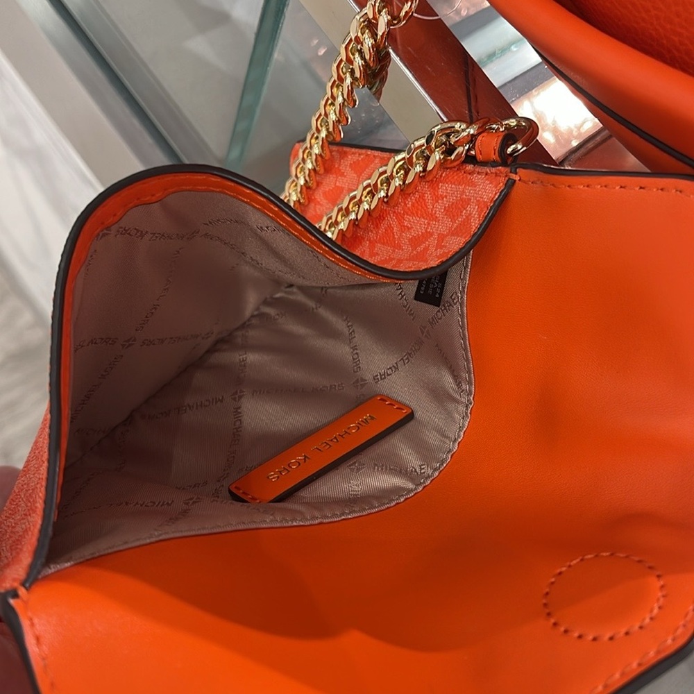 MICHAEL KORS
Maisie Medium Pebbled Leather 2-in-1 Backpack
Poppy
NWT - Picture 8 of 16